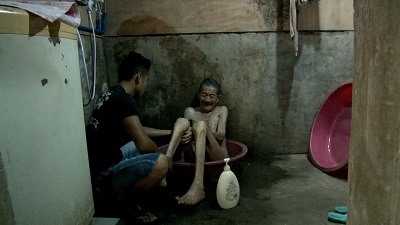 Grandnephew helps Peng Guochen taking a bath